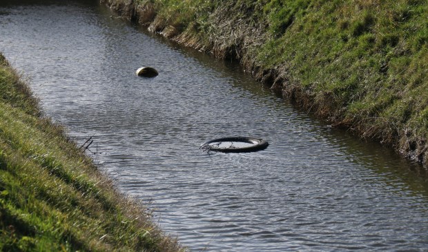 Het drijvende afval werd zaterdagochtend aangetroffen.