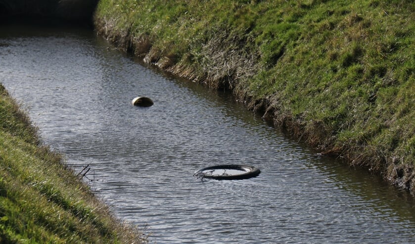 Het drijvende afval werd zaterdagochtend aangetroffen.