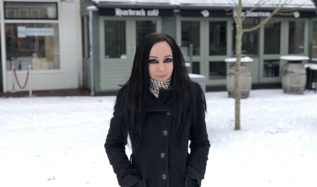 Marlou Minderhoud voor haar stamkroeg Bar American.
