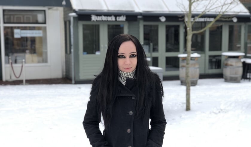 Marlou Minderhoud voor haar stamkroeg Bar American.