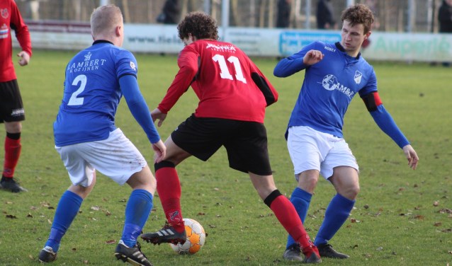 Sylvio Hage glipt tussendoor Tim Mackloet (aanvoerder DBGC) en Sonny Noordermeer door.