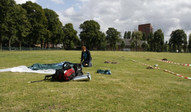 Een campeerder tijdens gebruik van het terrein als stadscamping.