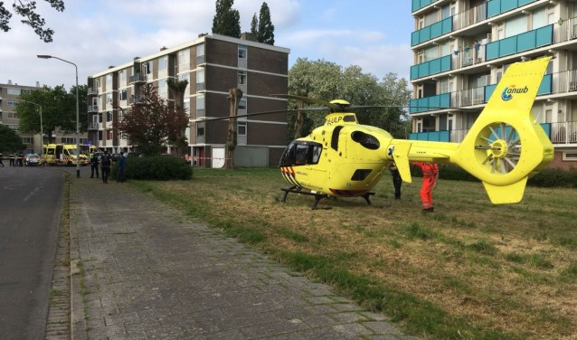 Het slachtoffer van het steekincident aan de Klaverweide wordt overgebracht naar het ziekenhuis.