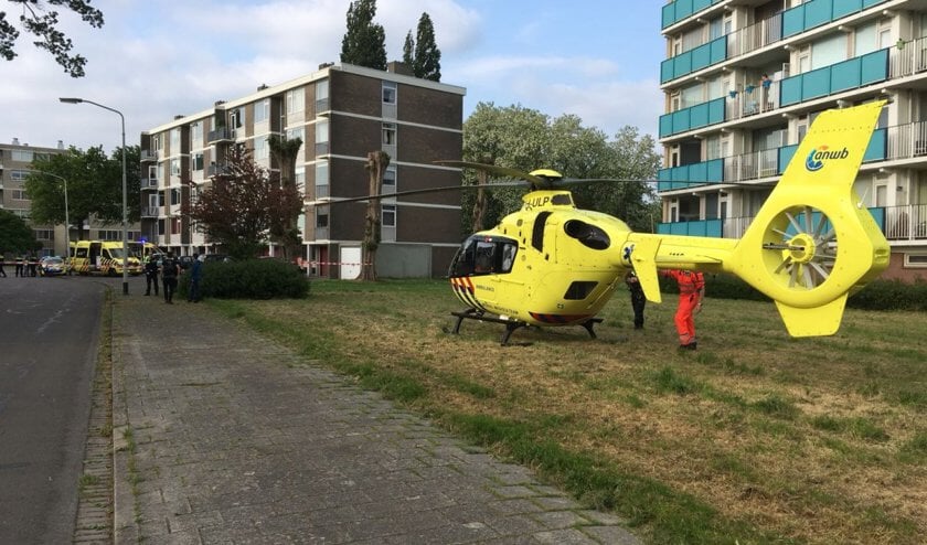 Het slachtoffer van het steekincident aan de Klaverweide wordt overgebracht naar het ziekenhuis.
