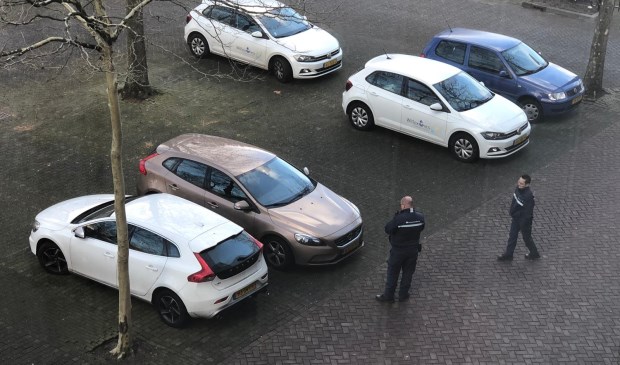 Auto's worden gecontroleerd op het parkeerterrein van het oude belastingkantoor bij de Gasthuisvelden.