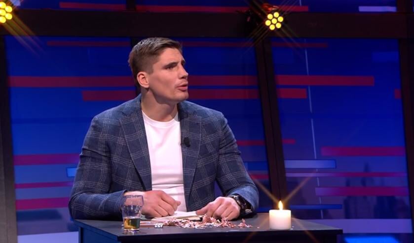 Rico in zijn rol als huisdichter