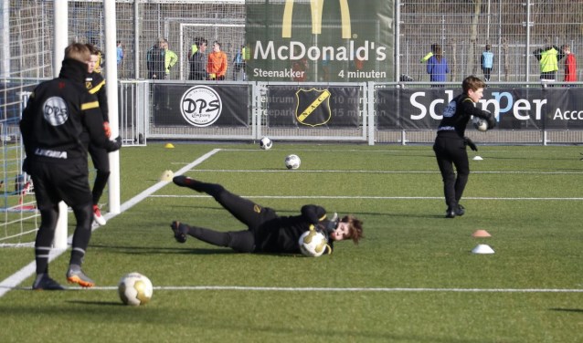 Jeugd van NAC aan het trainen.
