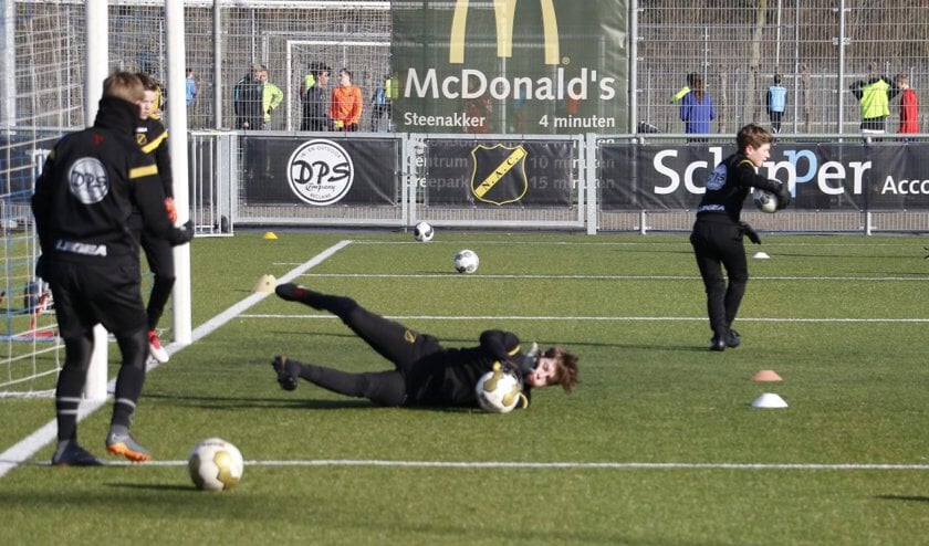 Jeugd van NAC aan het trainen.