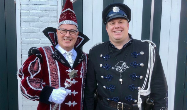 Prins Peer II, hier vergezeld door Pliessie Kobus (Remko Verstraten), kijkt uit naar de komende leutdagen.