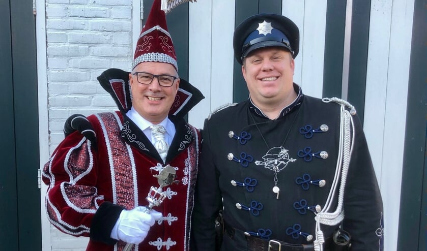 Prins Peer II, hier vergezeld door Pliessie Kobus (Remko Verstraten), kijkt uit naar de komende leutdagen.