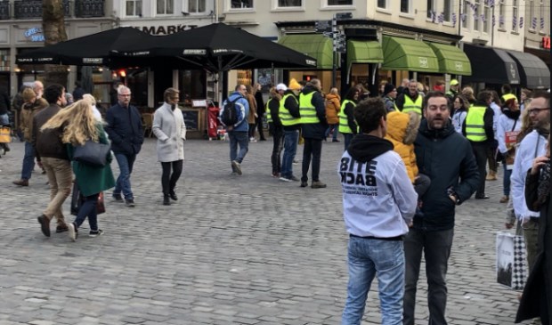 Recht op de foto is Dijkhoff in gesprek met Bite back, daarachter de gele hesjes.