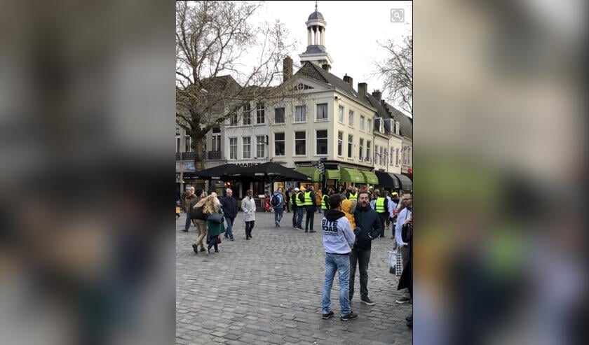 Recht op de foto is Dijkhoff in gesprek met Bite back, daarachter de gele hesjes.