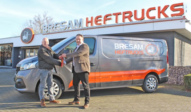 Alex Mussers (links) neemt de sleutel van de dertigste bedrijfswagen in ontvangst van Leon van de Merbel. FOTO ELS ROMMERS