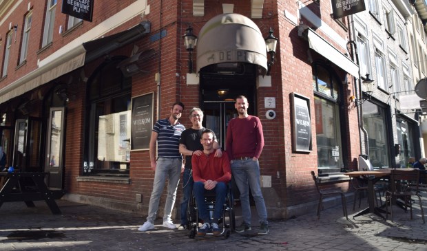 Joris met drie van zijn vrienden die een privétoilet hebben geregeld voor tijdens carnaval.