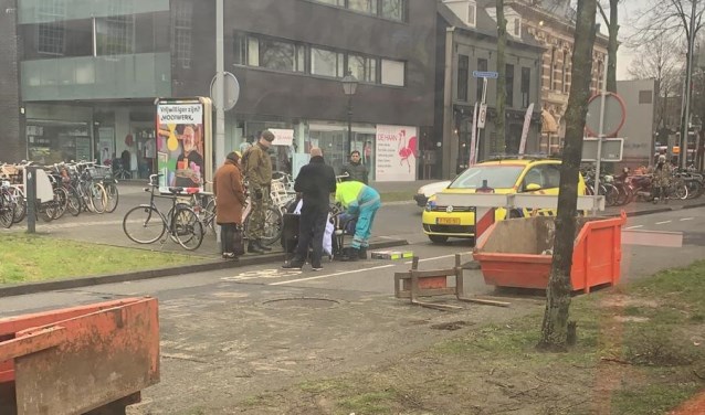 Een fietsster is dinsdagmiddag in botsing gekomen met een bus.