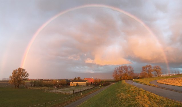 Regenboog bij zonsondergang
