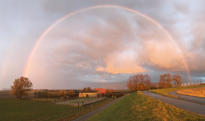 Regenboog bij zonsondergang