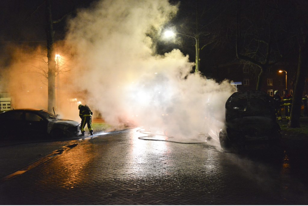 Twee auto's in de Jacob Edelstraat brandden volledig uit.