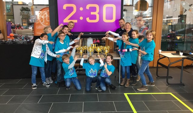 In twee en een halve minuut moet de robot van team Aanloop zo veel mogelijk missies volbrengen.