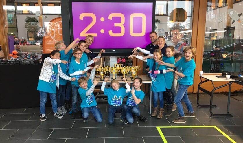 In twee en een halve minuut moet de robot van team Aanloop zo veel mogelijk missies volbrengen.
