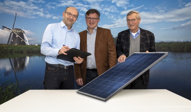 René Lambregts (links) van Waterschap Brabantse Delta tekent de intentieverklaring voor een onderzoek naar de haalbaarheid van een zonneweide op Nieuwveer. Dit onder het toeziend oog van Joop van Hasselt (rechts) van BRES en Ger de Weert (midden) van Stichting Support ONS 2050.