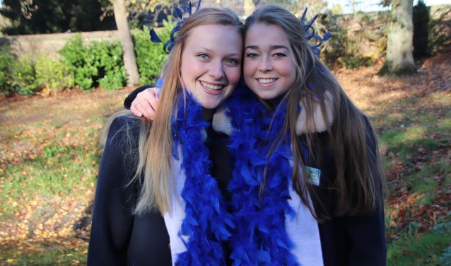 Hofdames Romy (l) en Ilse kunnen niet wachten tot het zover is en ze prins Petrus mogen vergezellen.