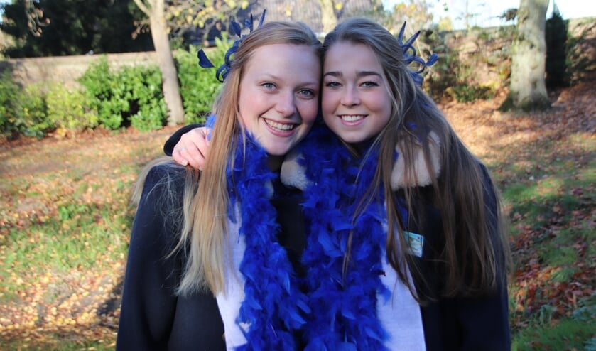 Hofdames Romy (l) en Ilse kunnen niet wachten tot het zover is en ze prins Petrus mogen vergezellen.