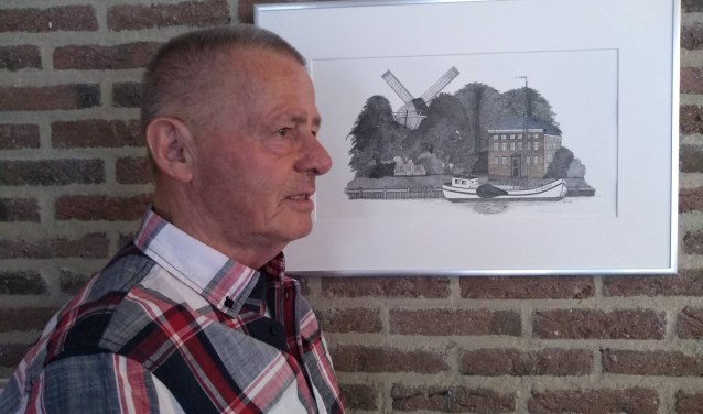 Marius Weststrate bij een van zijn tekenwerken.