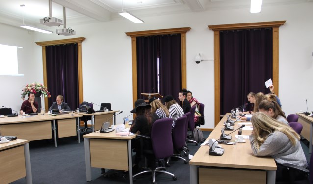 Leerlingen uit Roosendaal en Antwerpen tijdens een nagespeelde Conferentie Energietransitie in het oude Raadhuis van Roosendaal