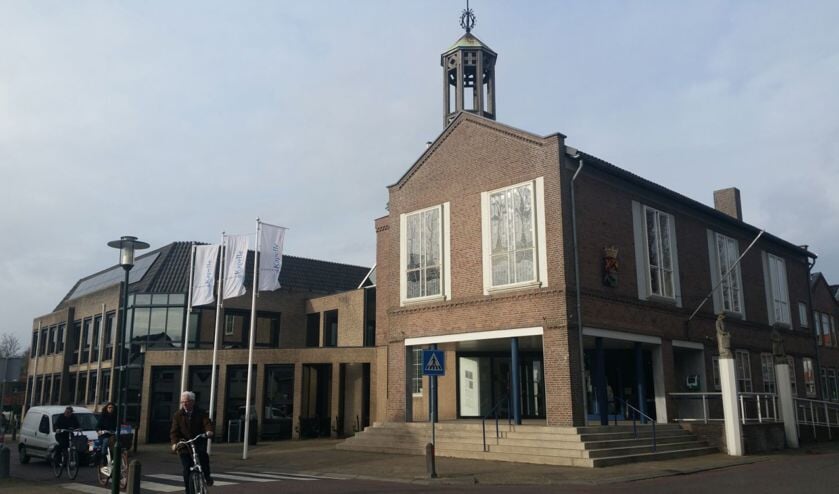 Bord met Artikel 1 van Grondwet onthuld in gemeentehuis Kapelle