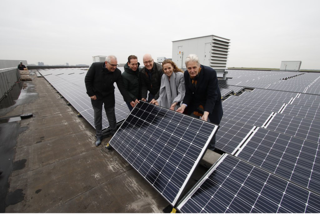 Plaatsing van het 3500e zonnepaneel op het dak van Breepark.