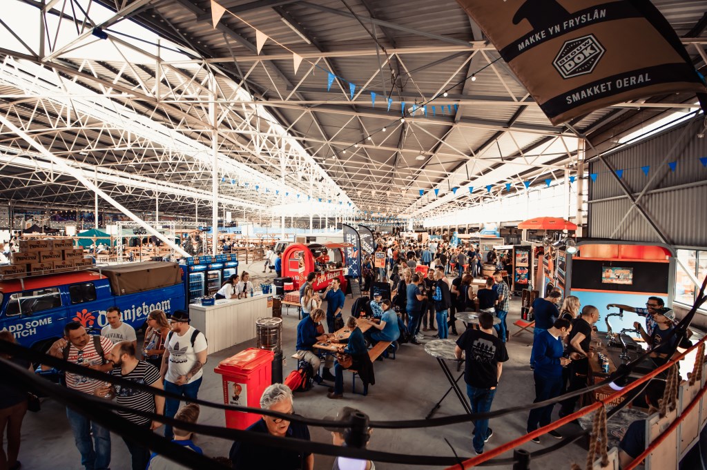 Gezellige drukte bij de brouwerijen tijdens het Hop on Hop Off Festival.