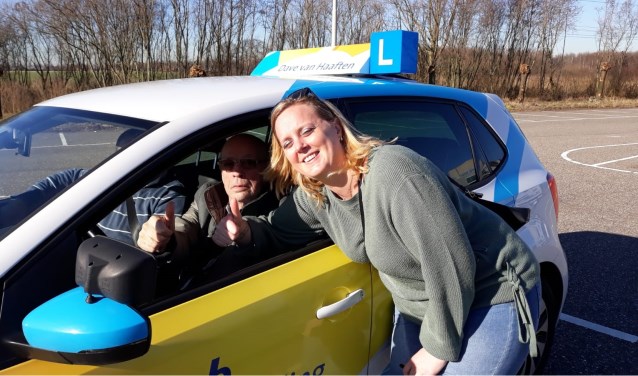 Harry Jongeneelen en verzorgende Linda Matthijssen steken de duimen op