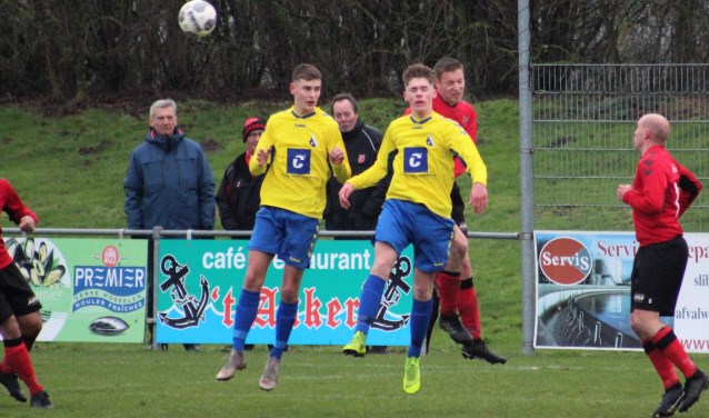 Jari Christiaanse in duel met debutant Bas van der Wel en Luuk van Wuyckhuyse onder toeziend oog van Mark Goeman (allen invallers). FOTO F. VAN PAGEE