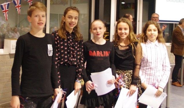 De leerlingen kregen hun diploma's tijdens de feestelijke diploma-uitreiking in de aula van het leshuis mavo.