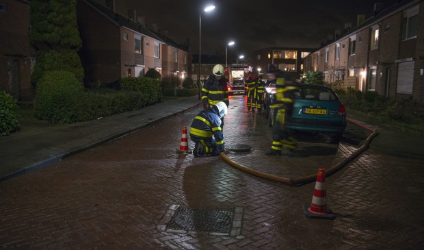 De brandweer heeft in afwachting van de gemeente vanuit een brandkraan doorgespoeld. 