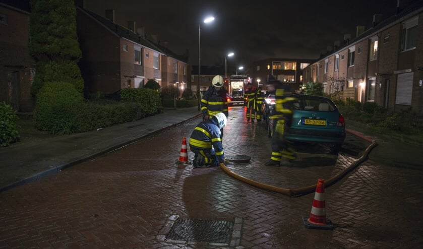 De brandweer heeft in afwachting van de gemeente vanuit een brandkraan doorgespoeld. 