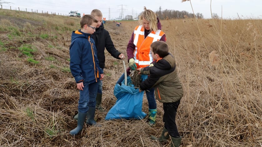Vrijwilligers ontdoen Schelde-oevers weer van afval