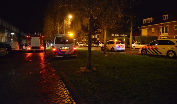 Politie en andere hulpverleners bij de woning in de Dr Struijckenstraat.