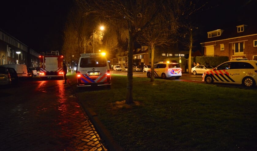 Politie en andere hulpverleners bij de woning in de Dr Struijckenstraat.