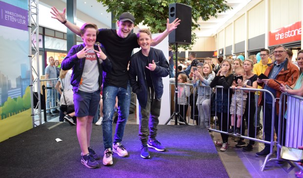 Tweeling Buck en Kick van Elteren met vlogger Milan Knol. FOTO STELLA MARIJNISSEN