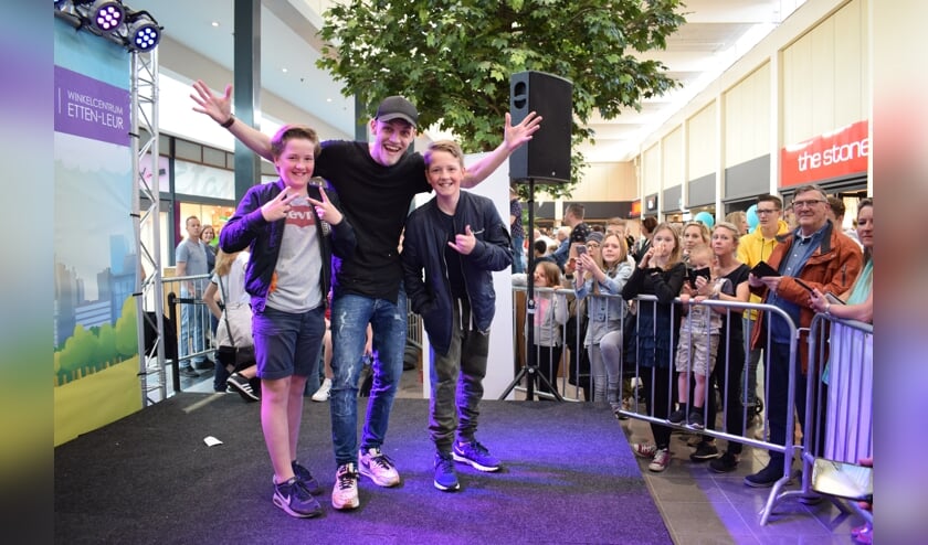 Tweeling Buck en Kick van Elteren met vlogger Milan Knol. FOTO STELLA MARIJNISSEN