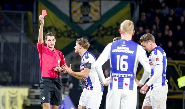 Jochem Kamphuis trok in de thuiswedstrijd van NAC tegen Heerenveen twee rode kaarten voor spelers van de tegenstander.