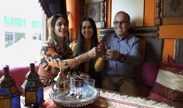 Aireen, Noa en Twan Bouyelma toosten op hun nieuwe restaurant.