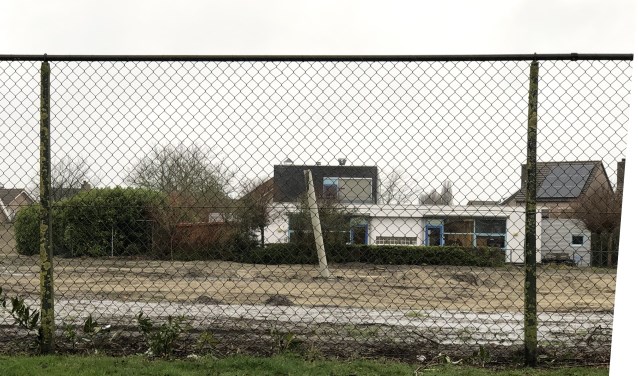 Sinds een jaar ligt het desbetreffende terrein er verloren bij. FOTO VERA DE GEUS