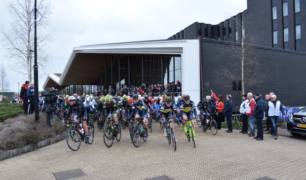 De wielrenners hier nog vol enthousiasme. FOTO STELLA MARIJNISSEN