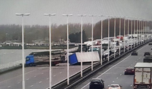 De Moerdijkbrug raakte door het ongeval compleet geblokkeerd.