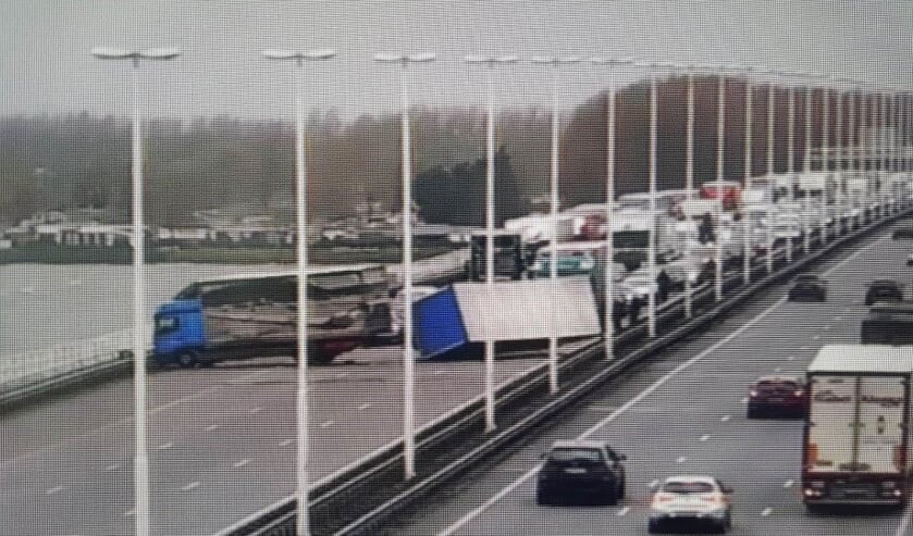 De Moerdijkbrug raakte door het ongeval compleet geblokkeerd.