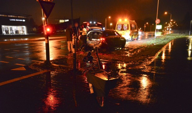 De fietser reed tegen de zijkant van de taxi aan.