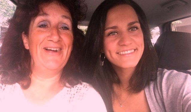 Daniëlla Oomen-van de Kar en dochter Danique werken beide in de zorg.